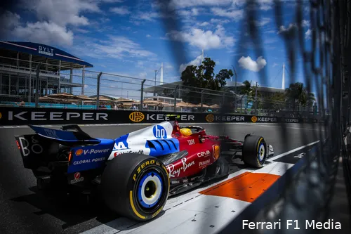 <i>Hamilton geeft aan dat de balans op dit moment een rommeltje is.</i>