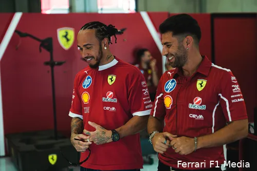 <i>Hamilton tevreden over de update van Ferrari.</i>