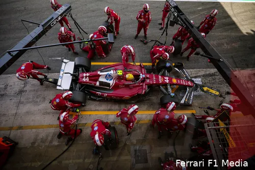 lewis hamilton ferrari gp spanje 2025 zondag pitstop