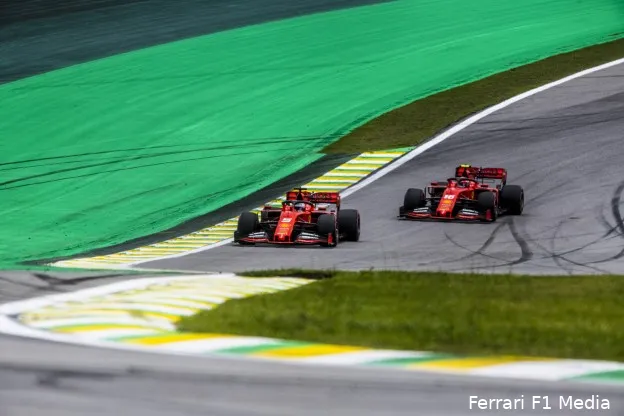 Seconds before disaster: Vettel en Leclerc konden de auto parkeren na een incident tussen hen twee tijdens de Grand Prix van Brazilië 2019.
