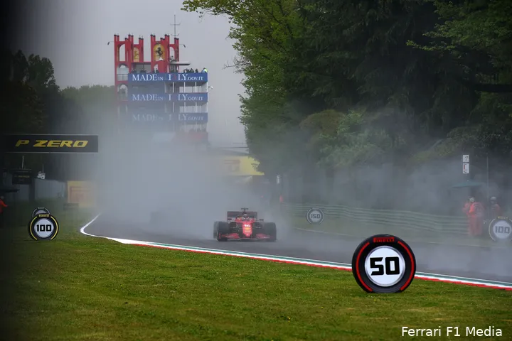 <i>De regen zorgde in 2021 voor enkele hachelijke momenten op het circuit. (Foto: Ferrari F1 Media)</i>