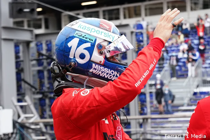 Leclerc groet het publiek in Monaco.