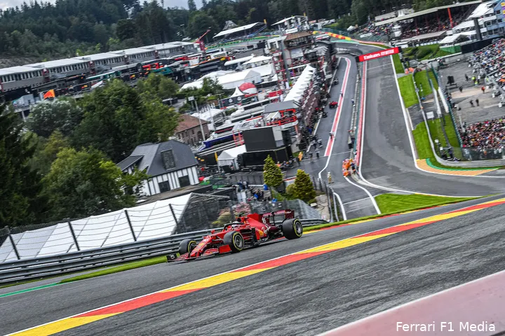 <i>Circuit Spa&nbsp;Francorchamps is een perfect voorbeeld van een circuit waarbij je niet merkt hoe groot het is. Eau Rouge ligt ver boven het niveau van de fanzone, rechts in beeld.</i>