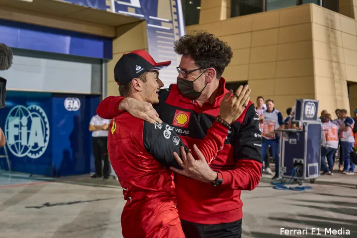 <i>Charles Leclerc en Mattia Binotto waren duidelijk tevreden na de succesvolle zondag van Ferrari.</i>