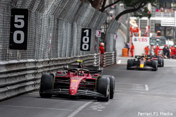 <i>Carlos Sainz (P2) slaat een klein gaatje naar Max Verstappen (P3) en Charles Leclerc (P4) in de Grand Prix van Monaco 2022.</i>