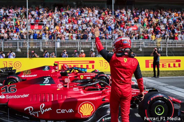 <i>Charles Leclerc zwaait naar de Spaanse fans na poleposition te pakken op Circuit de Barcelona-Catalunya.</i>
