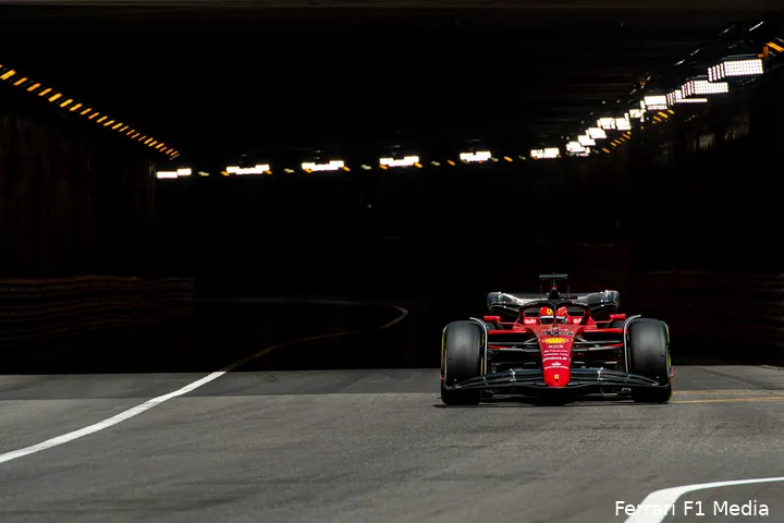 <i>Verstappen was op de mediumbanden de snelste coureur betreffende de longruns, maar was dat enkel vanwege het feit dat Ferrari geen longruns neerzette op die band?</i>