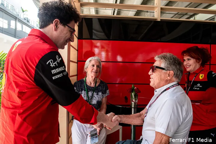 <i>Voormalig Ferrari-coureur Mario Andretti met voormalig Ferrari-teambaas Mattia Binotto.</i>