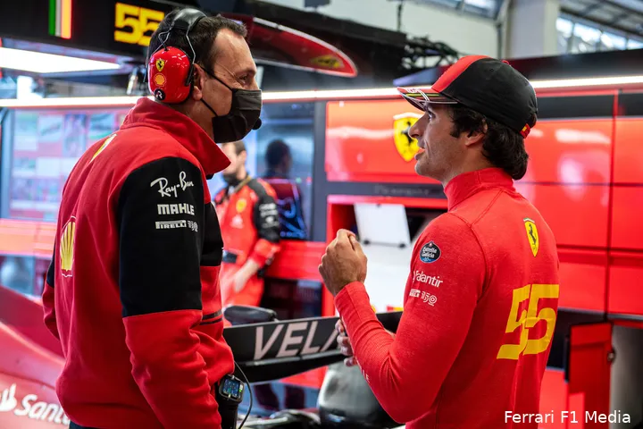 <i>Ferrari heeft veel om intern over na te praten na wederom een motorprobleem te ervaren. Nu was Carlos Sainz de sigaar, in twee eerdere races was het Charles Leclerc.</i>