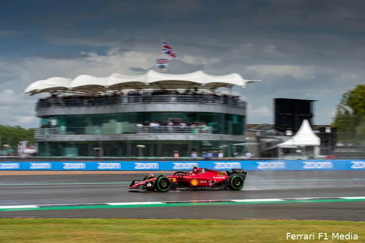 Carlos
Sainz in actie tijdens de kwalificatie GP Groot-Brittannië 2022 op het Silverstone Circuit (Foto:
Ferrari F1 Media)