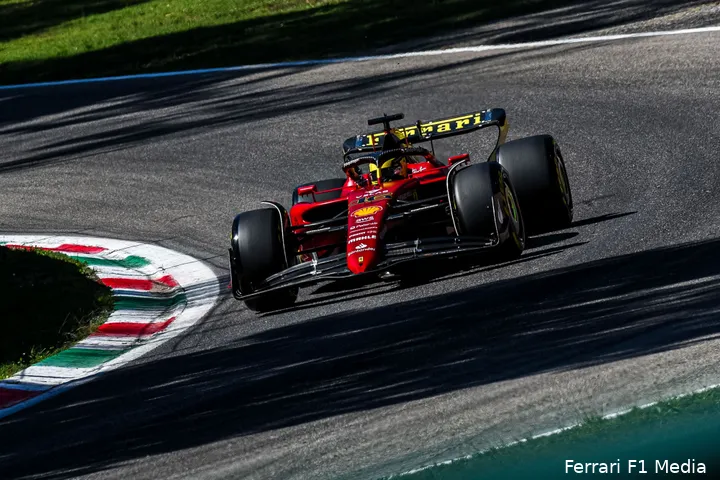Bij de Grand Prix van Italië 2022 reden Carlos Sainz en Charles Leclerc met een speciale Monza-livery op hun thuiscircuit.