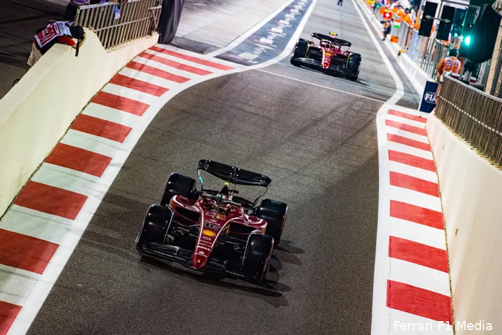 Charles
Leclerc en Carlos Sainz op het Yas
Marina Circuit op weg naar de tunnel, kwalificatie, Grand Prix van Abu Dhabi
2022 (Foto: Ferrari F1 Media)