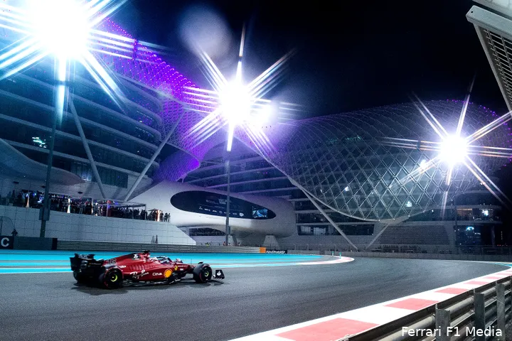 <i>De flitsende SF-75 onder het kunstlicht van Abu Dhabi.&nbsp;</i>