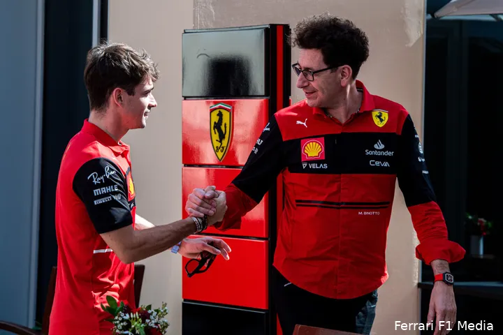 Ferrari twijfelde onder leiding van Mattia Binotto (te) vaak of Charles Leclerc in situaties die erom vroegen de voorkeur moest krijgen boven Carlos Sainz.