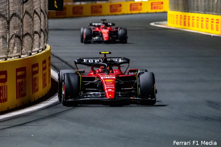 Leclerc begon zijn seizoen al met achterstand en moest toekijken hoe zijn teamgenoot er met de punten vandoor ging. (Foto: Ferrari F1 Media)