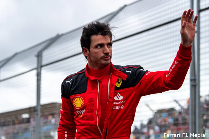 <i>Carlos Sainz lijkt met zijn Spaanse temperament de enige die soms nog de waarheid eruit floept. (Foto: Ferrari Media)</i>