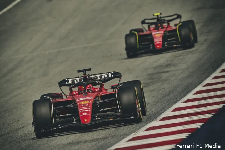 <i>Carlos Sainz was de snellere, maar niet de gelukkige van de twee Ferrari's.&nbsp;</i>