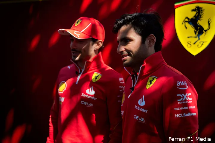 <i>Leclerc stond in de schaduw van Carlos Sainz.</i>