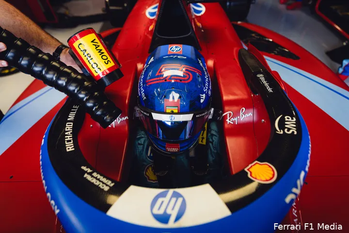 Sainz rijdt vanaf 2021 in het rood, maar moet eind dit jaar afscheidnemen van Ferrari. (Foto: Ferrari F1 Media).