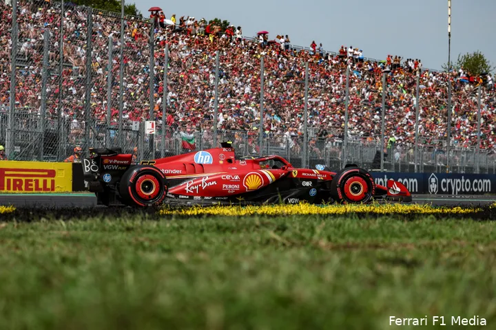 Carlos Sainz met de tifosi op de achtergrond, Autodromo Internazionale di Monza, Grand Prix van Italië 2024