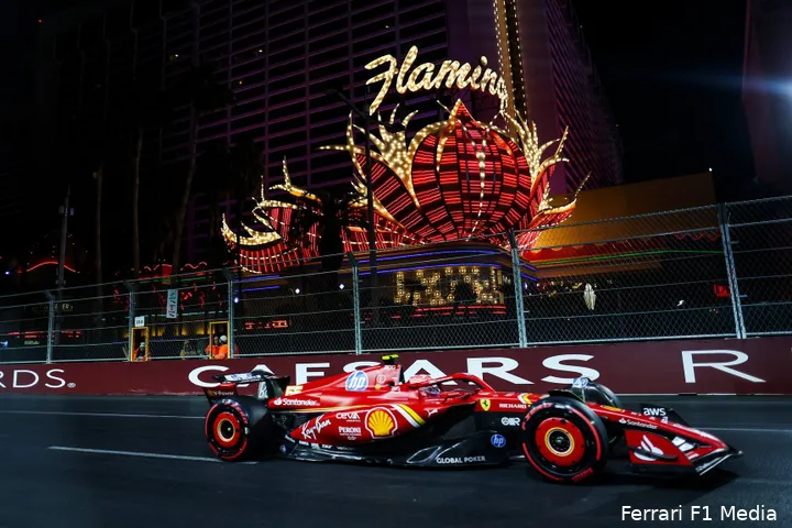 <i>Carlos Sainz eindigde de Grand Prix van Las Vegas als derde, maar heeft wel een zware race achter de rug.</i>