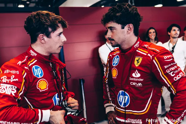 De broers Leclerc reden samen een vrije training voor Ferrari.