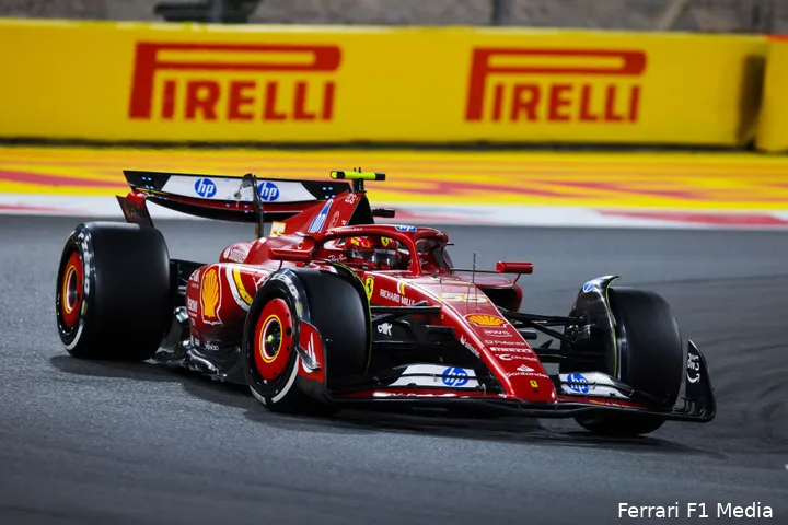 <i>Hamilton neemt het stoeltje van Carlos Sainz over.</i>