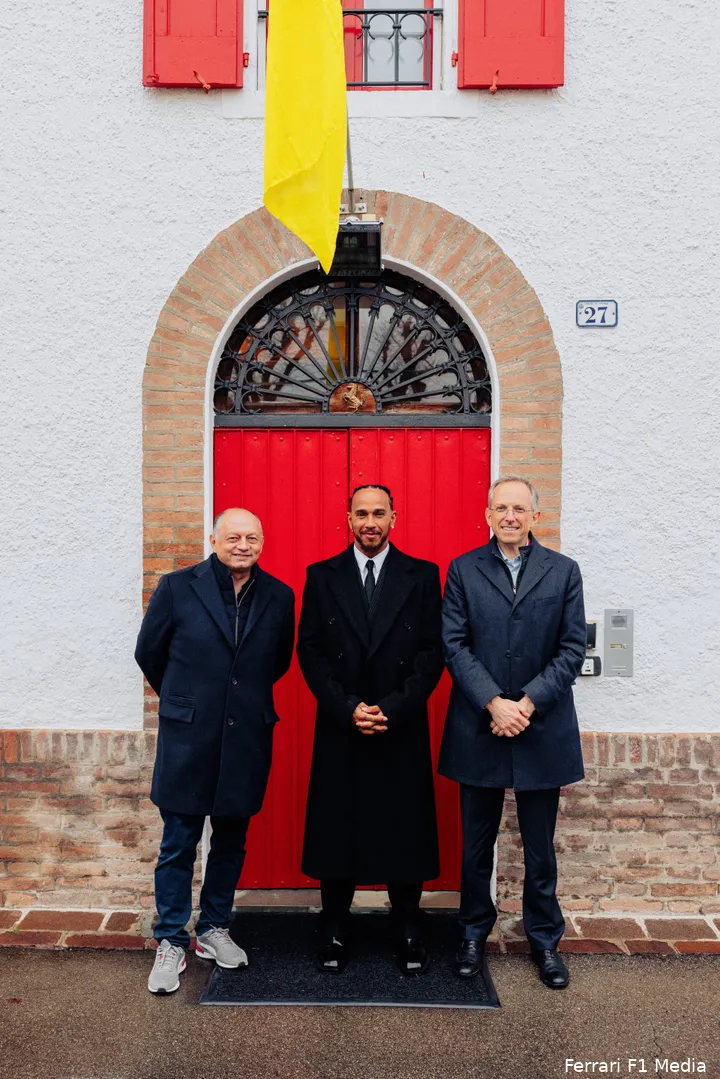 <i>Lewis Hamilton kent Frédéric Vasseur al goed.</i>