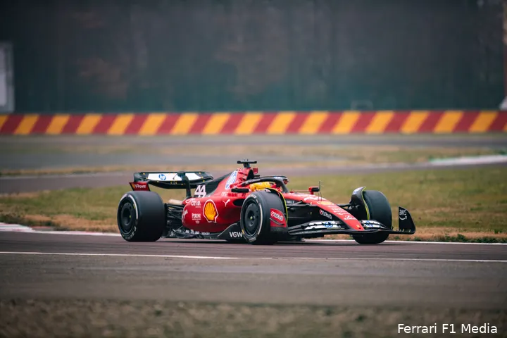 <i>Lewis Hamilton in de SF-23, hier in Fiorano.</i>