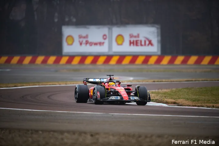 <i>Hamilton zal niet lang voor Ferrari rijden, voorspelt Ecclestone.</i>