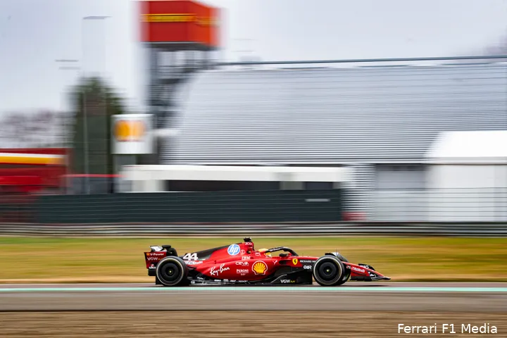 <i>Hamilton denkt niet aan zijn achtste titel, maar aan de eerste titel voor Ferrari in lange tijd.</i>