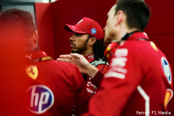 <i>Hamilton in discussie met zijn engineers.</i>