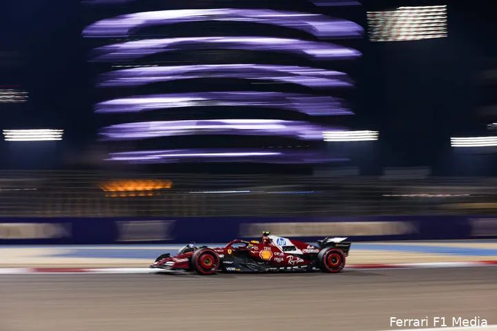 <i>Hamilton bedankt het team voor de goede strategie en pitstops.</i>