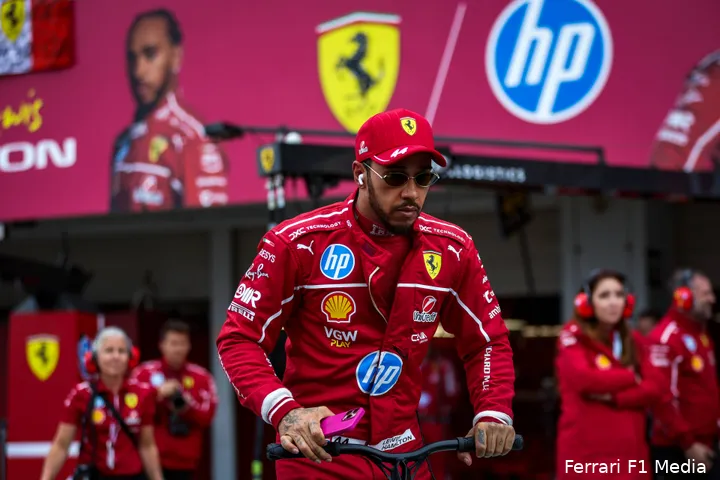 <i>Hamilton heeft het op een sprintzege na nog lastig bij Ferrari.</i>