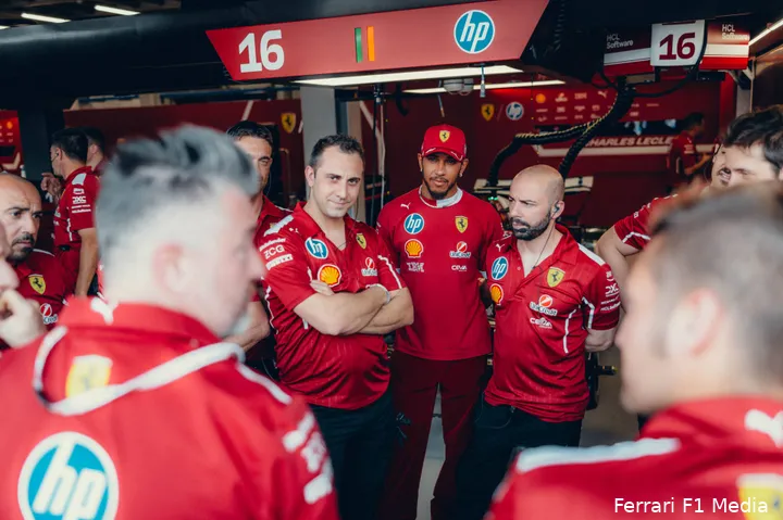 lewis hamilton monteurs 250418 sfhp f1 r05 saudi at 5245 67c77ed7 354f 4563 8eb4 8d8bdb9867d6