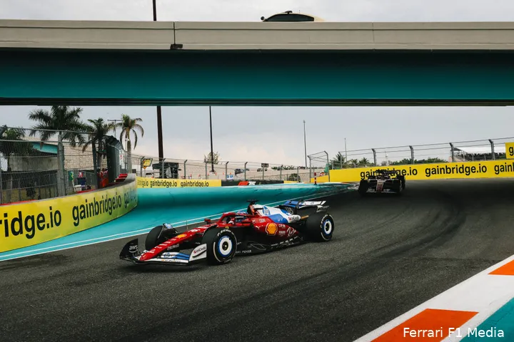 <i>Hamilton staat in de schaduw van Leclerc.</i>