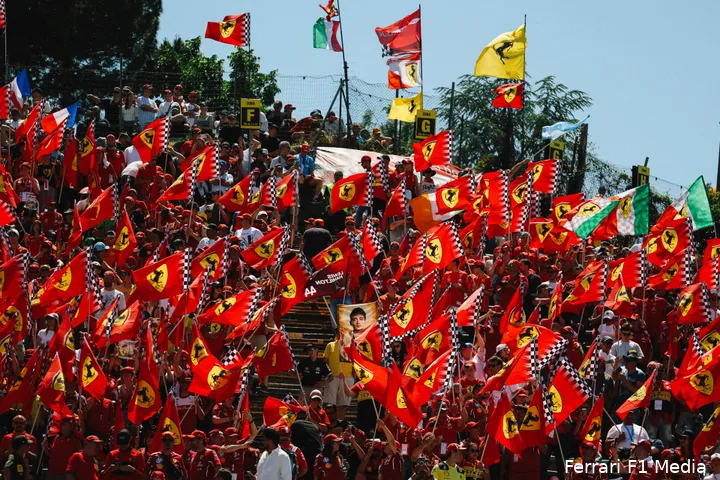 De tribunes in Imola kleurden Ferrari-rood.
