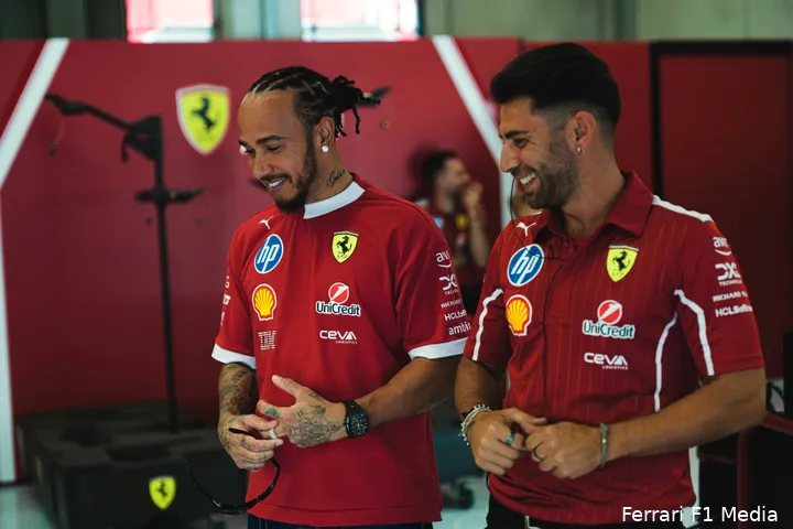 <i>Hamilton blij met upgrades van het team.</i>
