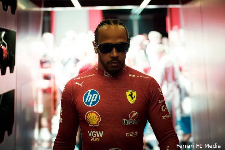 <i>Hamilton blijft volgens Lammers vaak stoïcijns voor de camera.</i>