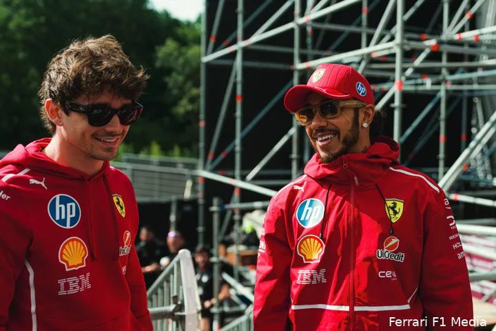 <i>Beide Ferrari-coureurs blij met contractverlenging Vasseur.</i>