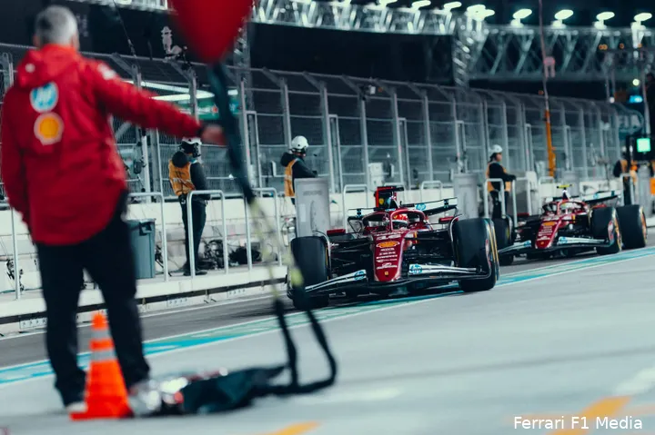 charles-leclerc-lewis-hamilton-ferrari-lasvegas-vrijdag