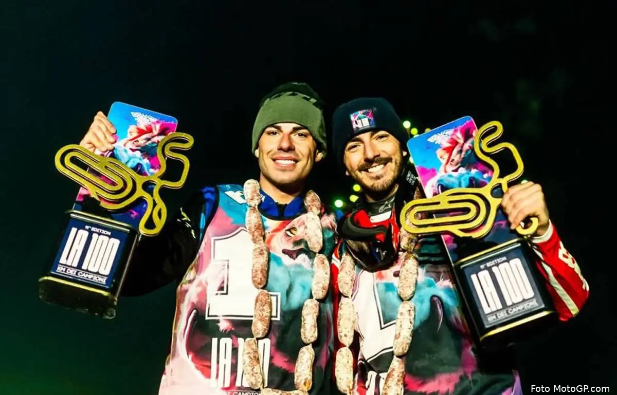 Premiazioni alla 100 km di Valentino Rossi