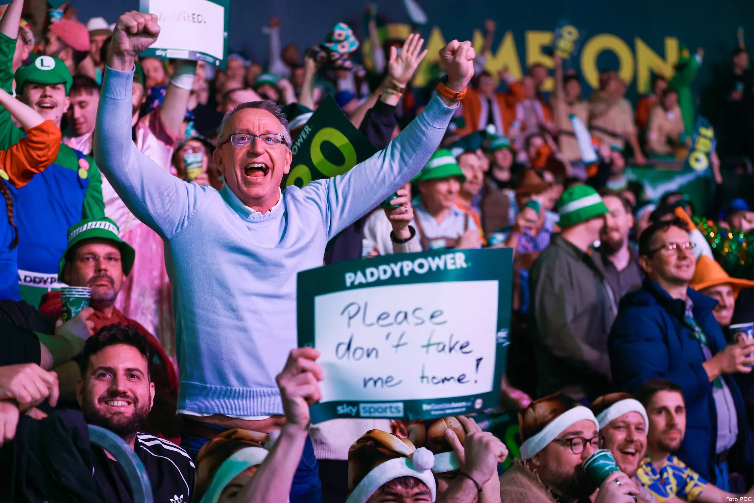 2026WCR1_DayOne_Fans05