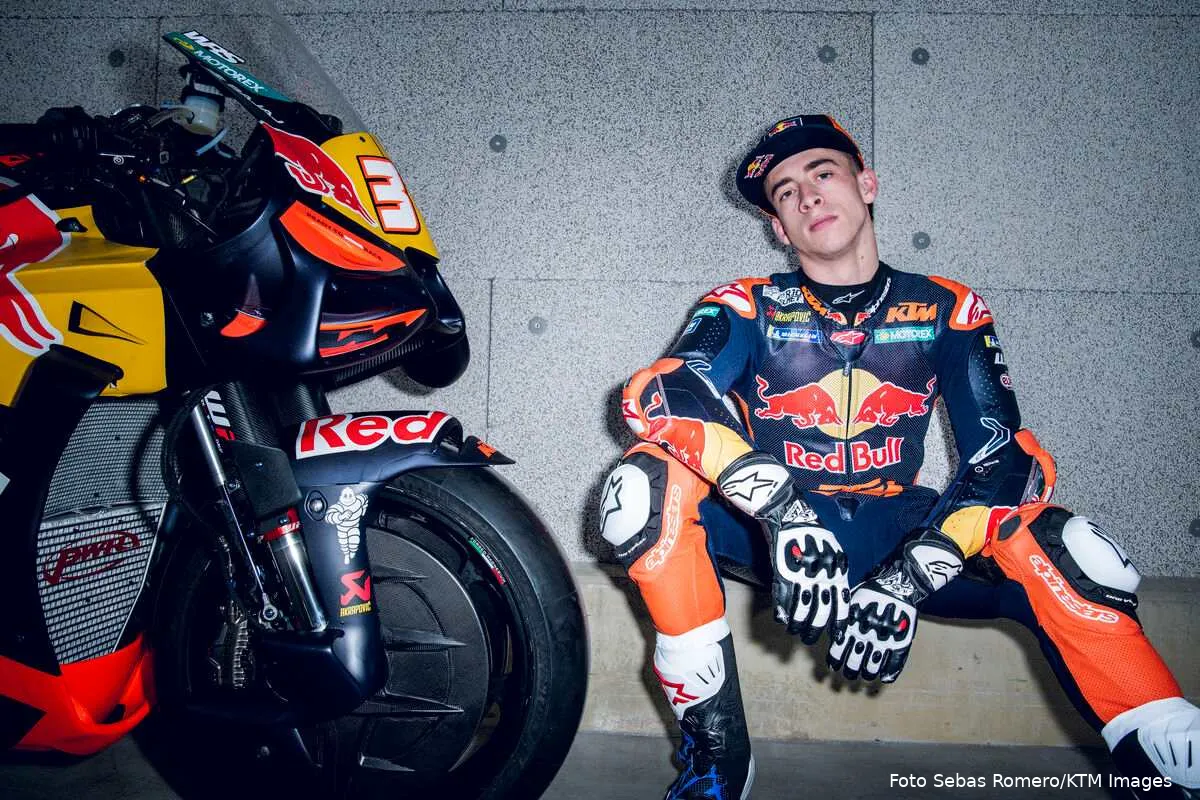 Pedro Acosta pilota KTM MotoGP seduto vicino alla sua RC16