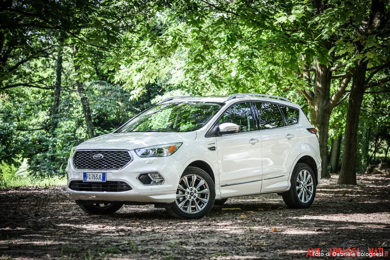 ford kuga vignale copertina