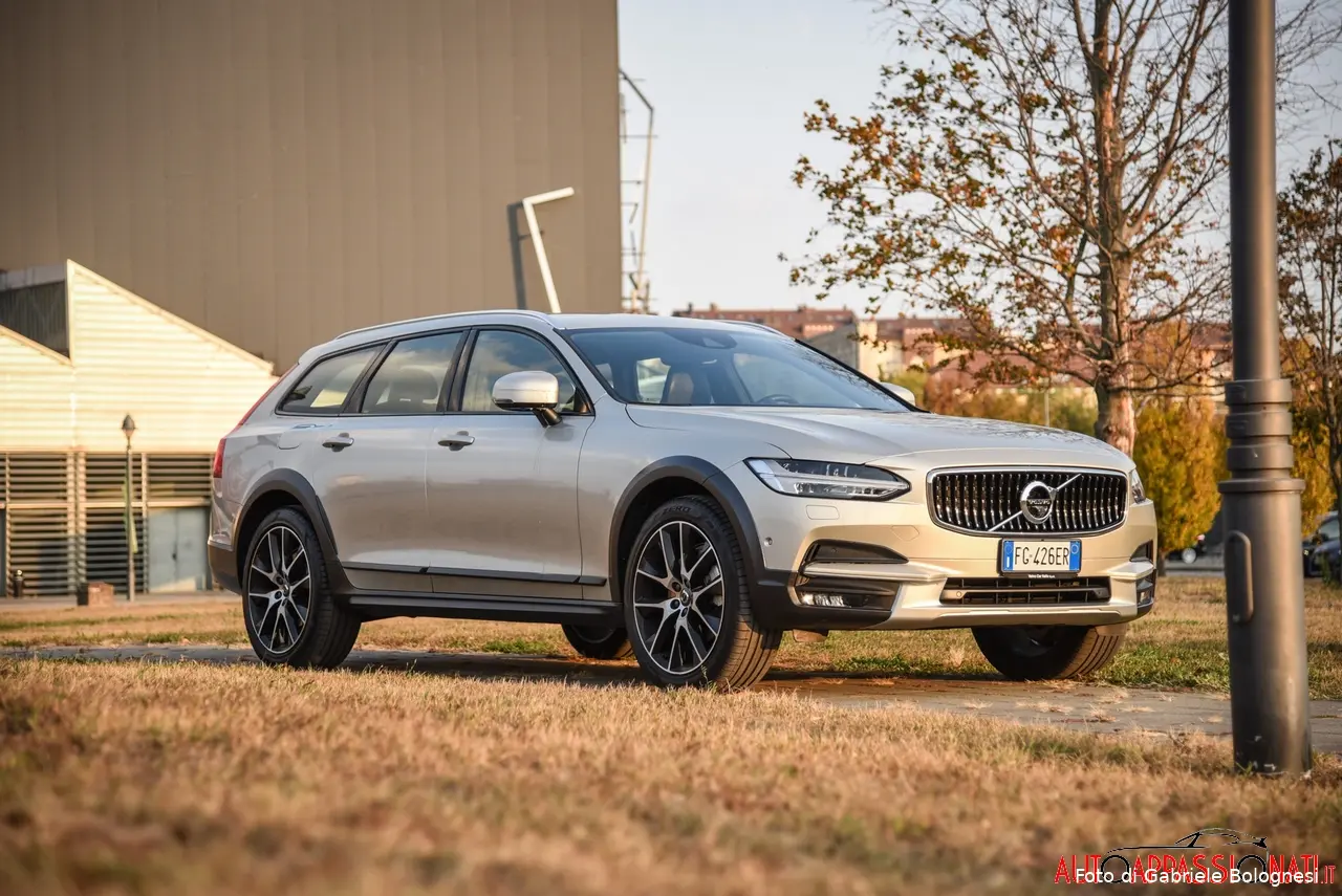 volvo v90 crosscountry copertina