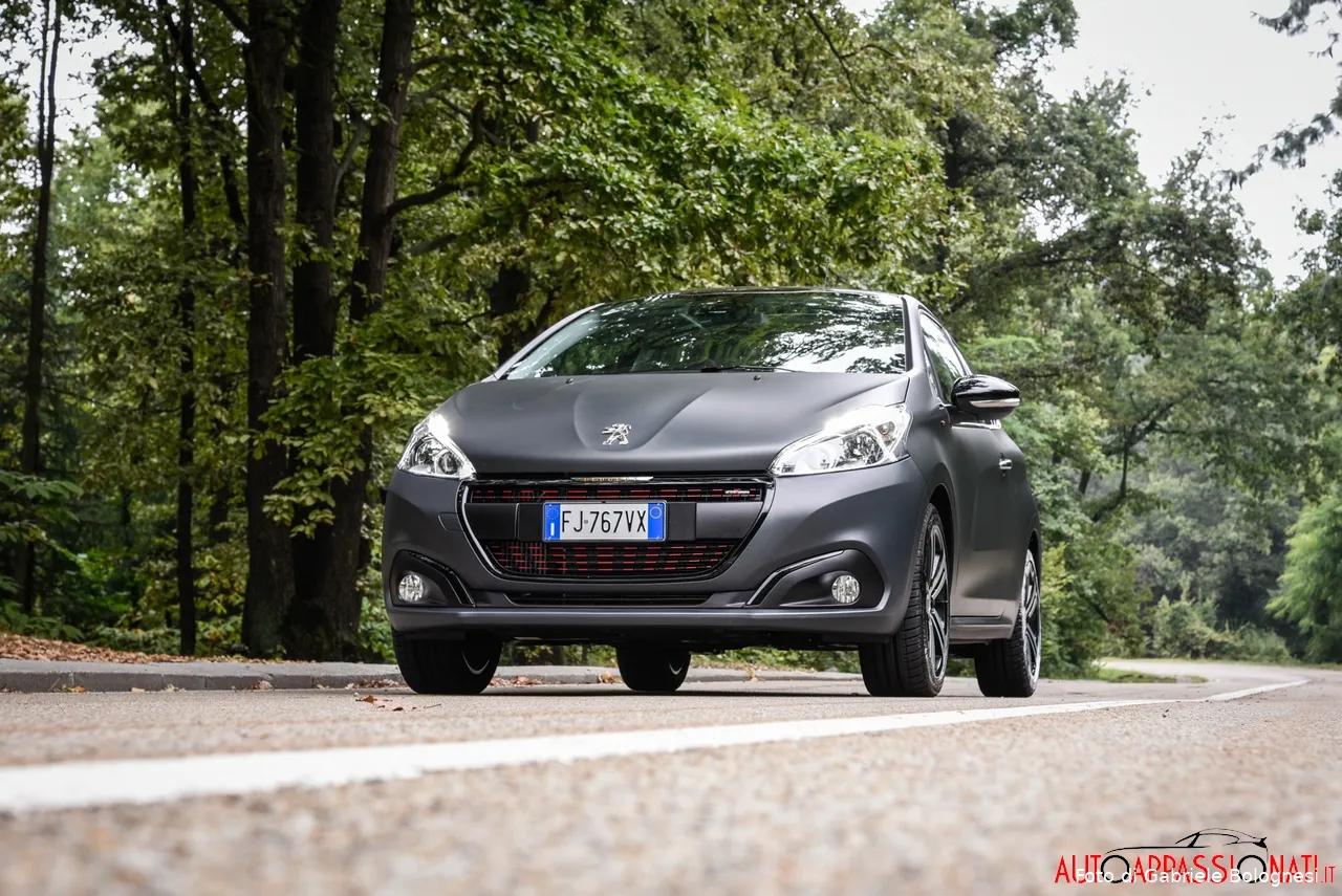 peugeot 208 gtline eat6 copertina