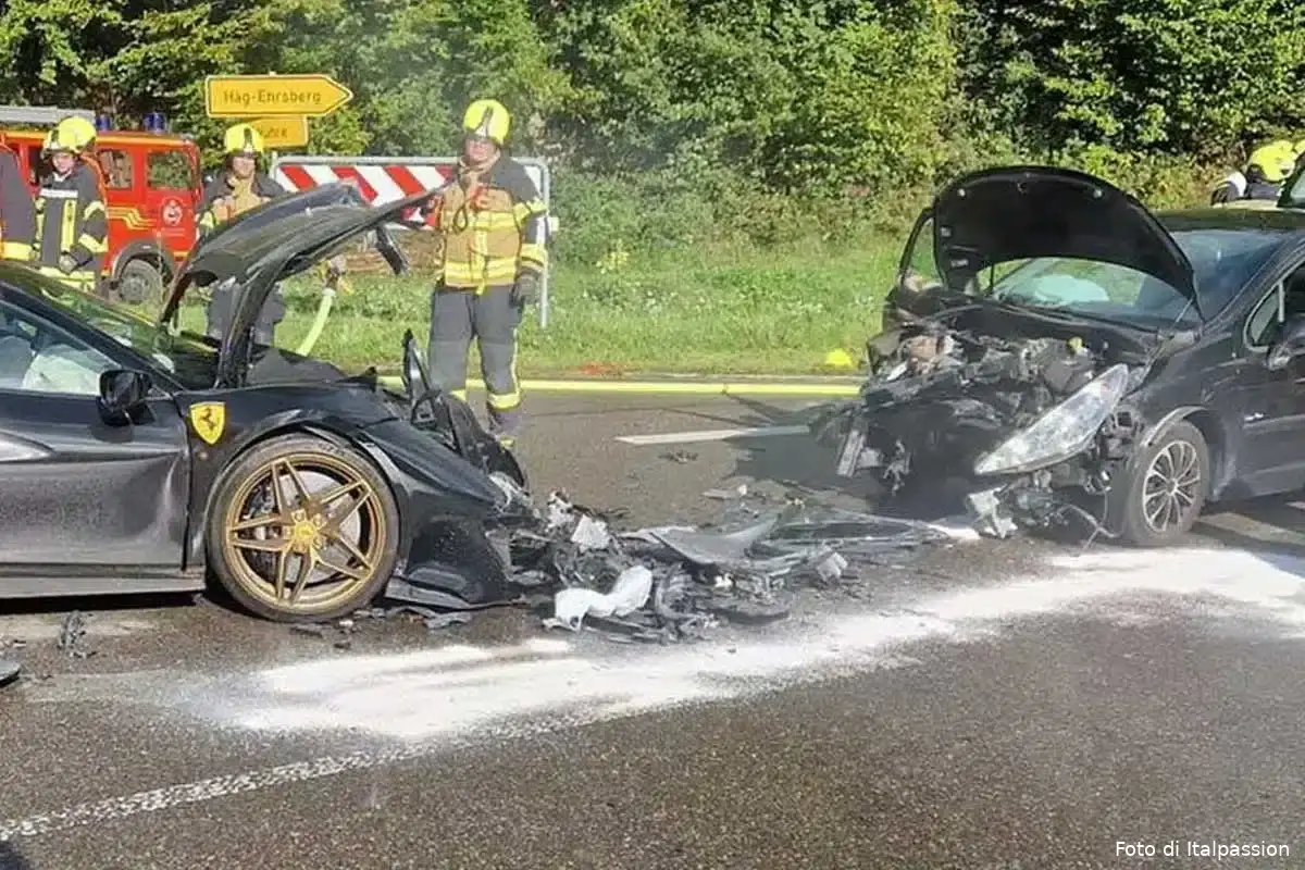 ferrari 458 vs peugeot 207 1
