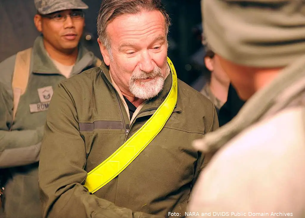 actor-robin-williams-shakes-hands-with-us-air-force-d67286-1024