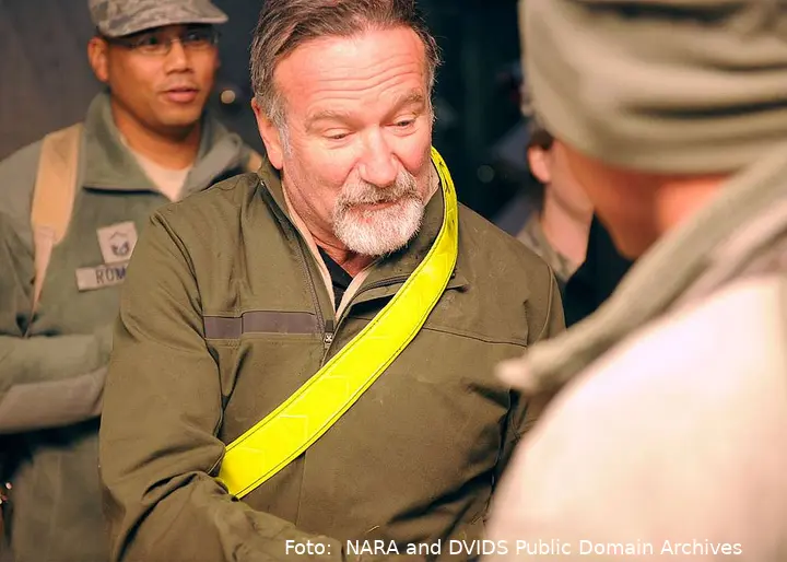 actor-robin-williams-shakes-hands-with-us-air-force-d67286-1024